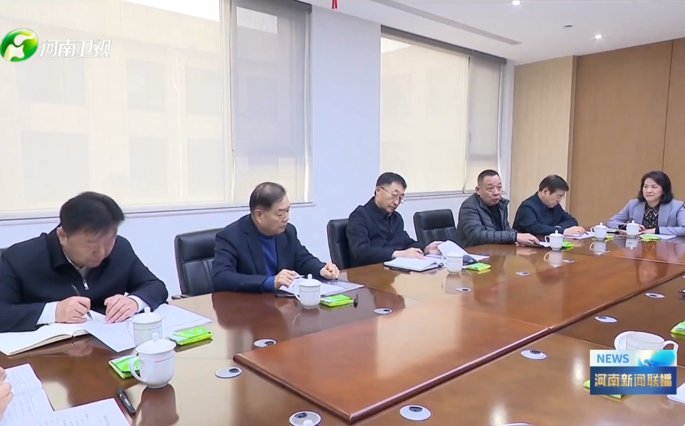 河南省委书记刘宁、省长王凯到许昌调研民营经济,乐竞(中国)集团党委书记、创始人楚金甫作为民营企业家代表参加座谈。