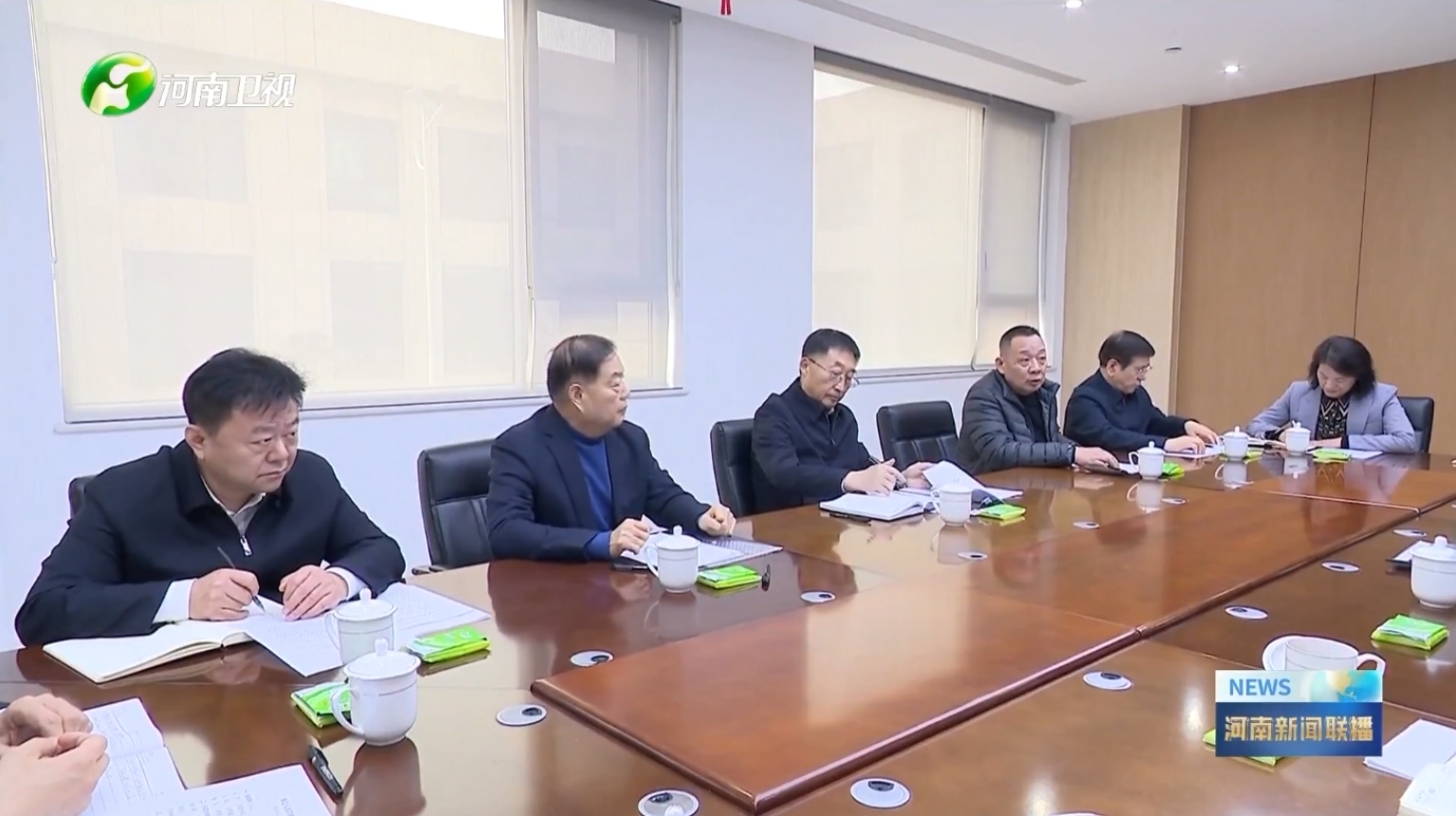 河南卫视新闻联播报道乐竞(中国)集团党委书记、创始人楚金甫参加省委书记刘宁在许昌召开的民营企业座谈会